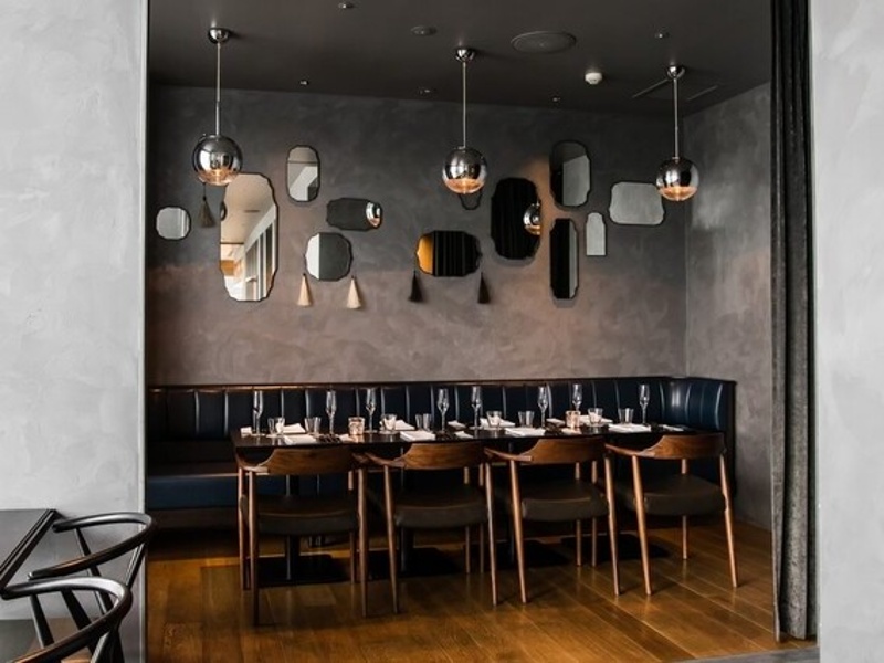 洗練されたシックなインテリアに包まれる空間