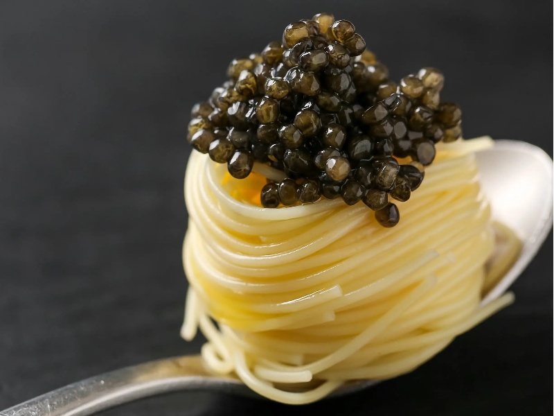 彩り豊かなモダンフレンチを楽しむ、緑あふれるオールデイダイニング