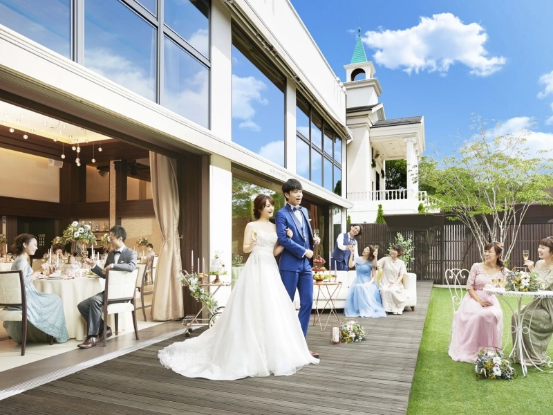 開放的な天井高とガーデンビューが魅力の宴会場。ライブキッチンでシェフのパフォーマンスも楽しめる、五感で味わうおもてなし空間。