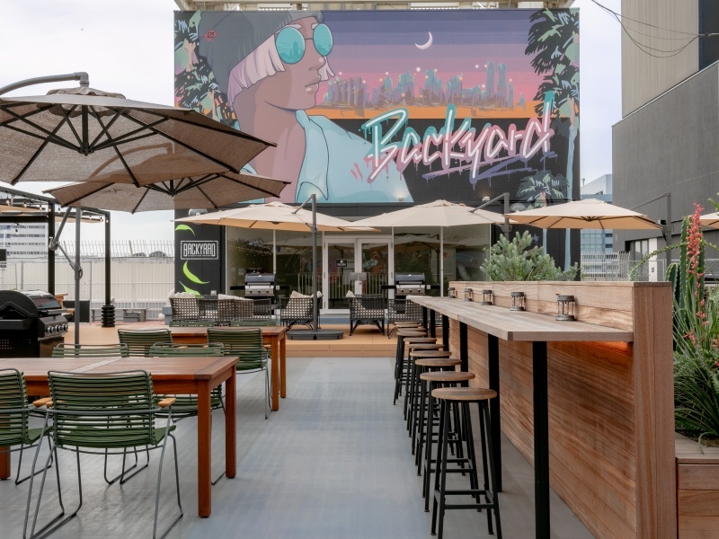 横浜の空の下で味わうドリンクは格別。開放的な空間でグラスを傾ければ、会話も弾む最高のひとときに。