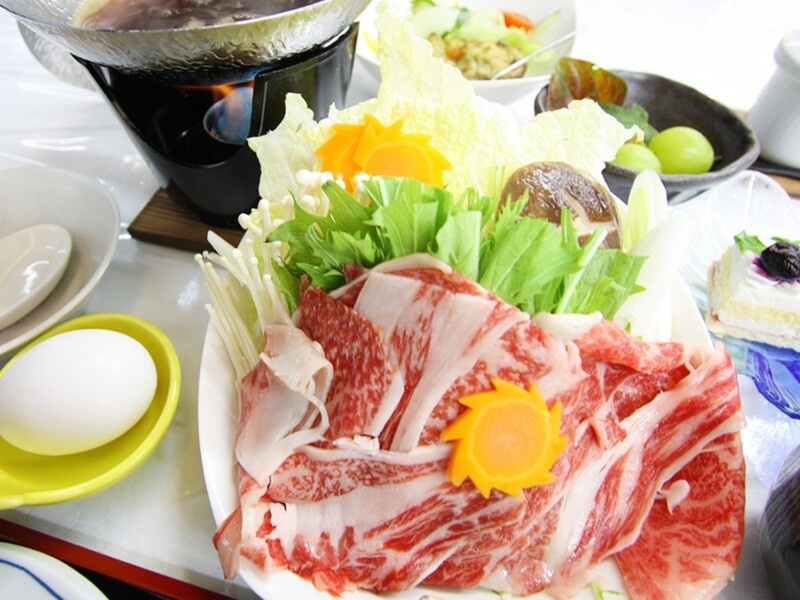 【料理一例】
大分県産の豊後牛「すき焼き」です。
地産のお刺身も付いております。

