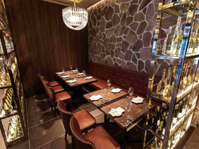 美しいワインボトルのディスプレイに囲まれたエリアは新郎新婦様の控室としても◎