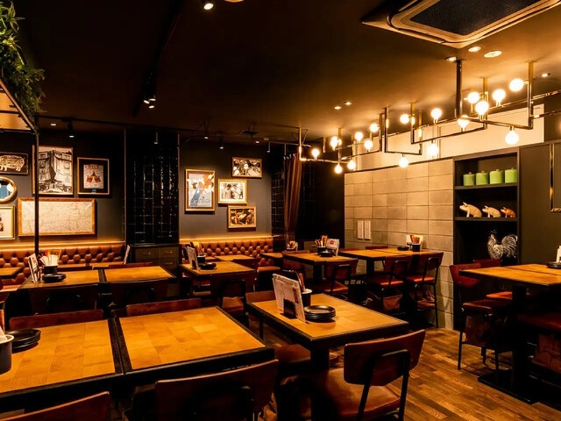 下北沢駅直結のおしゃれな空間で、忘れられない二次会を。着席70名・立食100名まで対応し、貸切でアットホームなパーティーをお楽しみいただけます。
クラフトビール飲み放題付きコースは5,000円、6,000円とコスパ抜群です。