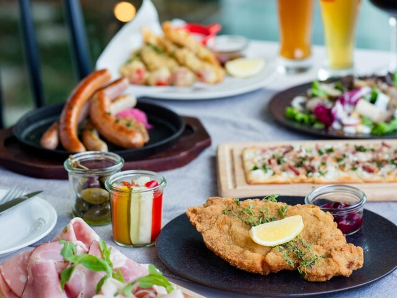 宴会の場を盛り上げるのはやっぱり料理。シュマッツのドイツ料理は、ボリューム・味・見た目の三拍子が揃い、ゲスト全員に喜ばれる充実のラインナップです。