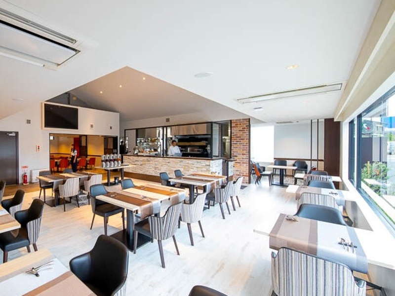 二次会の貸切に最適！最大立食80名・着席50名様まで対応可能な広々空間で、大人数も安心。千葉県産の厳選食材を使った本格イタリアンと確かな目利きのソムリエが選ぶワインで祝福ムードを盛り上げます。