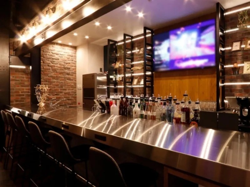 カウンターもオススメです！お一人様でもお楽しみ頂けます。おすすめのお酒を是非お尋ねください♪