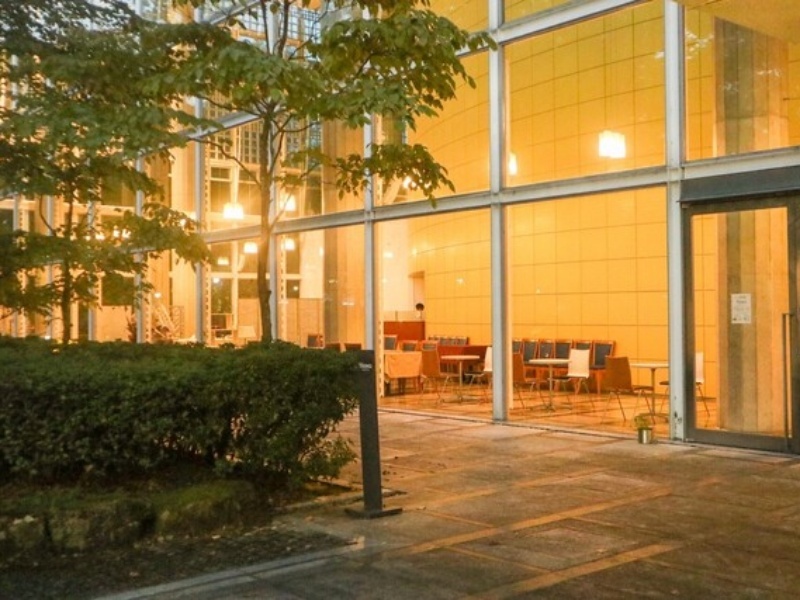温かみのある照明に包まれた夜の外観。ガラス越しに灯る柔らかな光が幻想的な雰囲気を醸し出し、特別な夜の結婚式二次会にふさわしい印象的なエントランスを演出します。