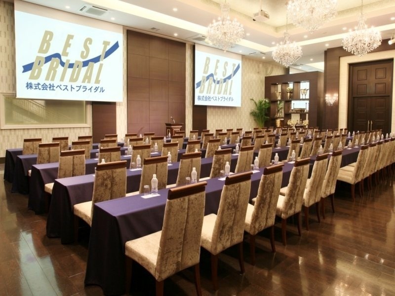 会議プラン(セミナー・シアター形式)
株主総会、決算説明会、社内プレゼンに最適