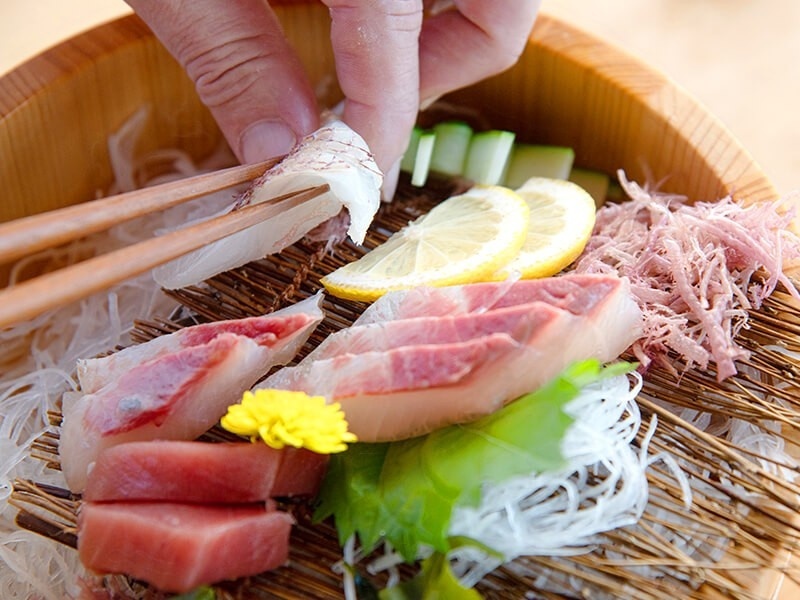 玄海の荒波にもまれ、脂がのった旬の新鮮魚介。
生命力あふれる素材を吟味し、丹念に仕込み、
四季の旨みを引き出す一皿を創ります。