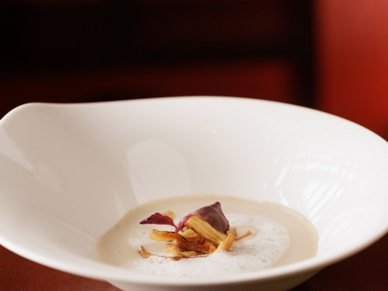 お料理の一例。白い器に静かに盛られた、繊細なスープ仕立ての一皿。