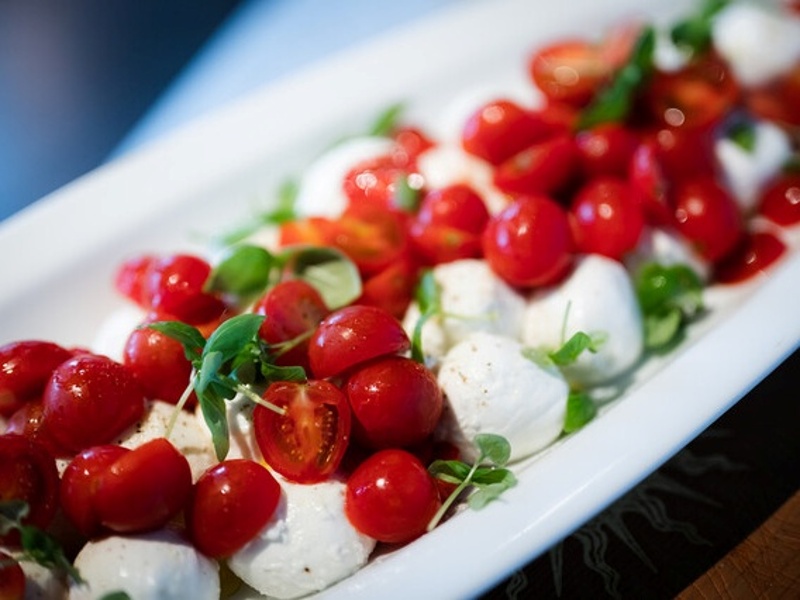 ワインやカクテルに合わせた多彩なイタリアン料理。生ハムとチーズの盛り合わせ、モルタデッラ、カルパッチョなど、バースタイルでつまめる一品から本格パスタまで幅広くご用意。