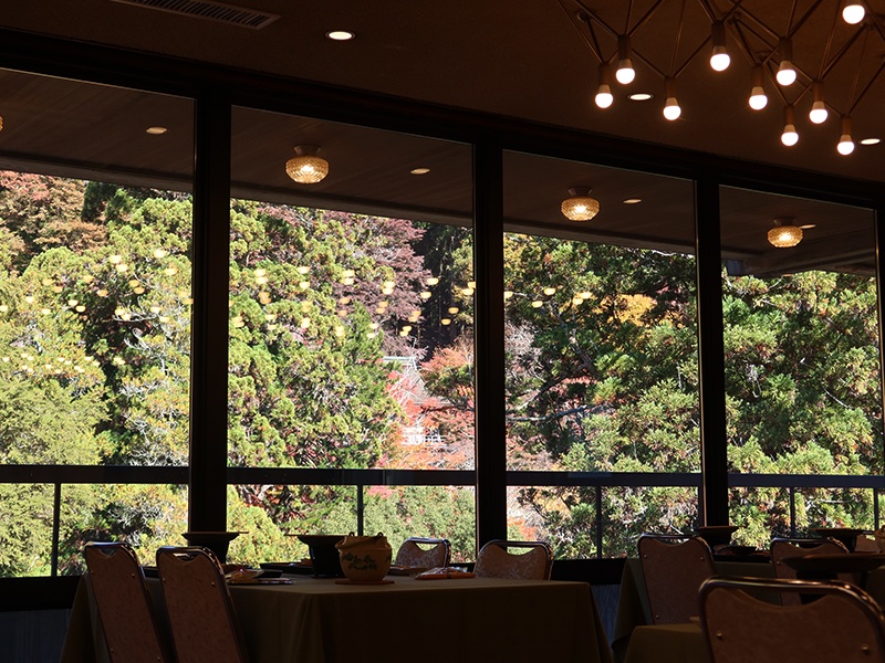 【紅葉の間】秋の景色：談山神社の境内を一望していただける景色自慢の会場です。