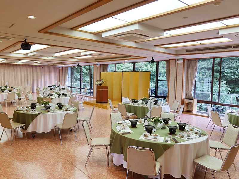 【万葉の間】椅子席・会席・円卓・卓上花・金屏風ありのイメージ一例