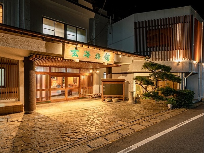 お食事処 魚匠玄海では、ご宿泊時のお食事のほか
ランチ営業やご法要・お祝い・忘新年会などの宴会も承っております。