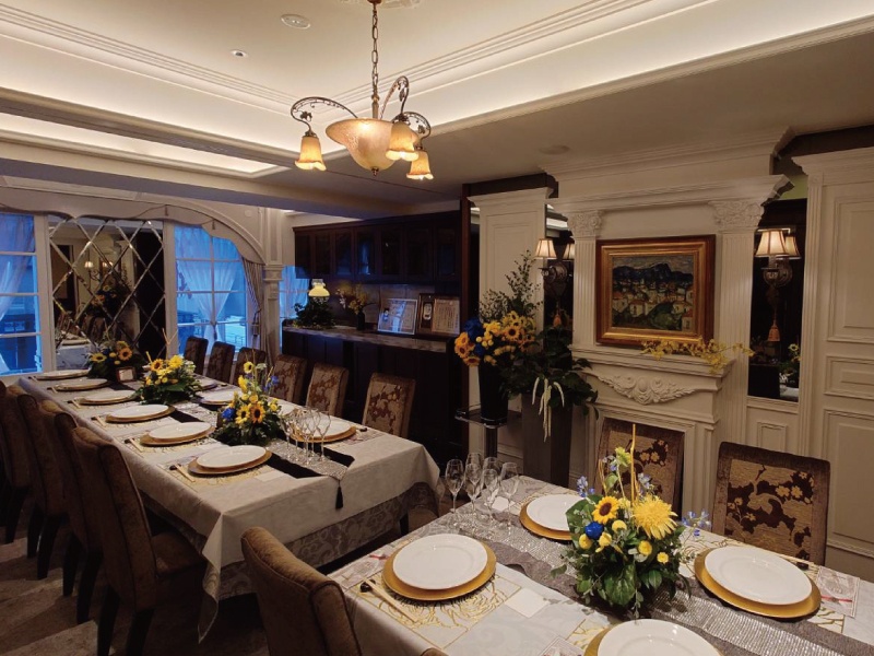 少人数での挙式後の気軽な披露宴やお食事会などでご利用可能な個室です。1室：着席6～20様
装花など手配事のサポートも承ります。