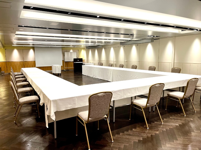 プロジェクター用スクリーンも最大4台、完備しております！