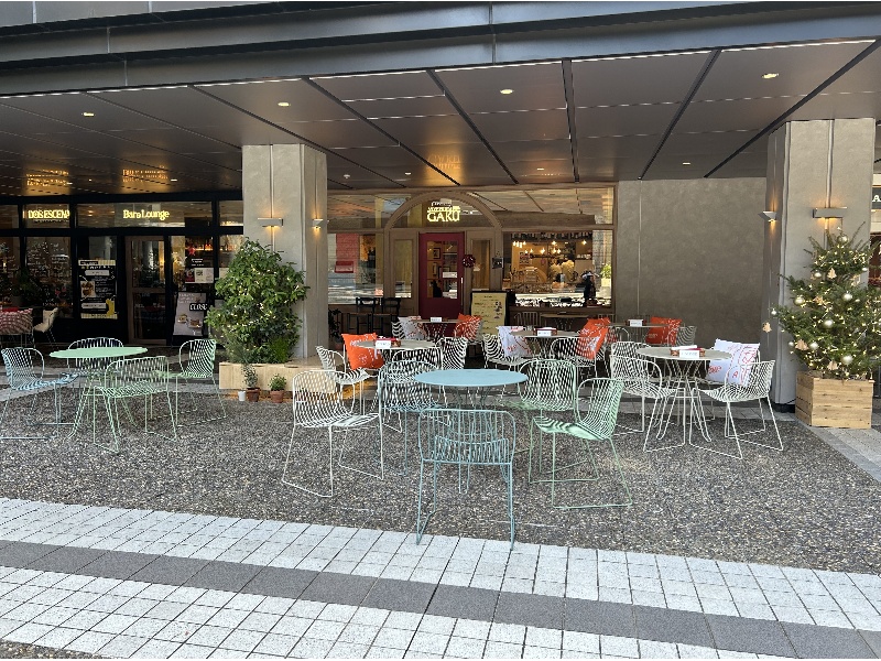 店舗外観（カラヤン広場側より）
貸切のご利用ではテラス席まで全てお使いいただけます