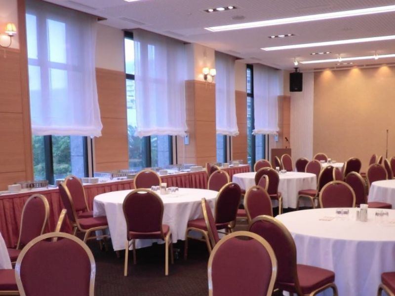 歓送迎会、謝恩会、同窓会、気の合う仲間のパーティーなど大切なお集まりにご利用ください。
宴会場ラディウスホールでは最大100名様までご利用いただけます。
ご宴会・祝賀会だけでなく、会議やセミナー・研修など様々な目的でご利用いただくことが可能です。