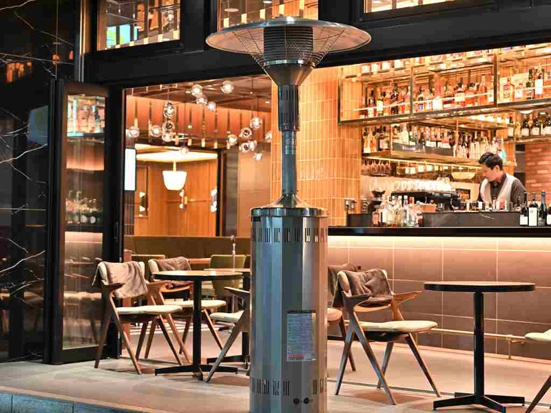 パラソルヒーター完備で冬季もテラスのご利用が可能です