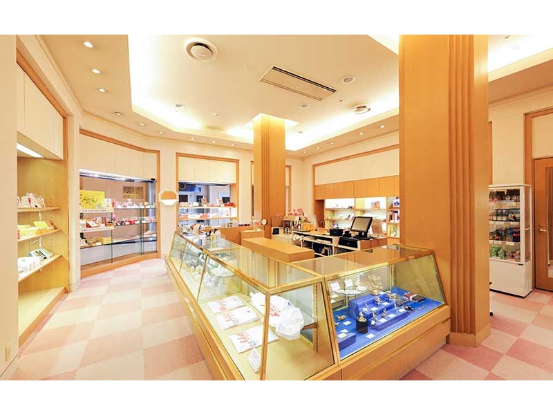 静岡・伊豆の特産品や名産品を取り揃えたショッピングコーナー。
地元ならではのお土産選びをお楽しみいただけます。