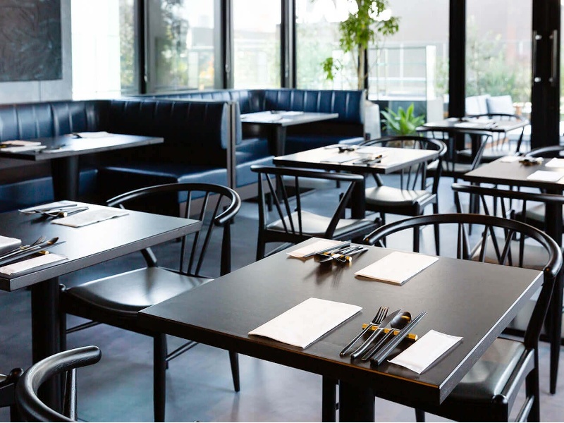 少人数から大人数まで柔軟なレイアウトに対応可能です。