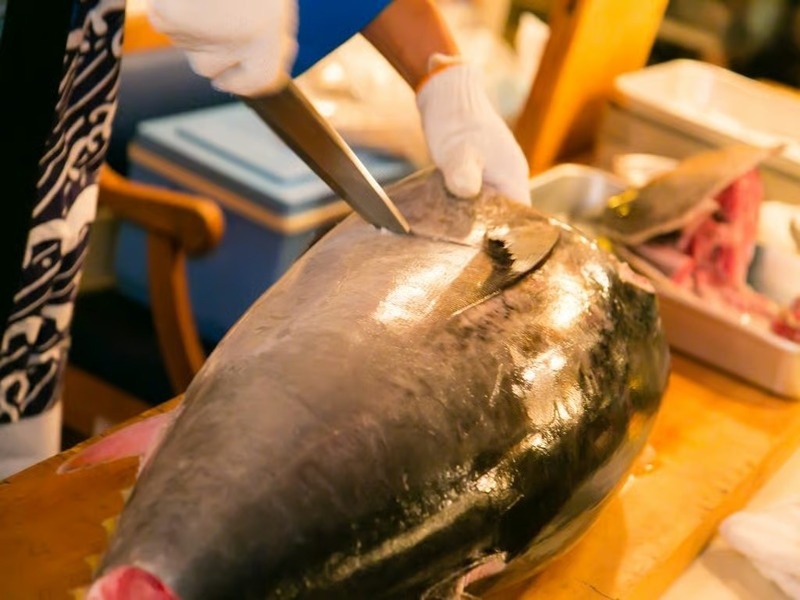 【クルーズオプション】
日本の職人技が見せる最高のエンターテインメント「マグロ解体ショー」

1匹まるまるのマグロを職人が華麗にさばきます。