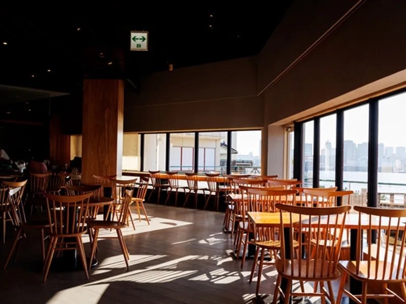 レインボーブリッジを望める窓際席