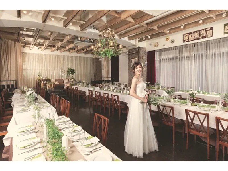 100名様まで着席頂いても、ゲストの顔を見渡して頂けます。死角がない正方形の会場は、実はとても珍しい為、ご決定される新郎新婦さまの半数のご決定ポイントはココ！！！