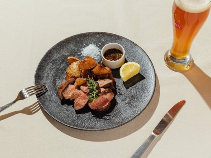 赤身の旨味が強いラムランプ肉を時間かけてグリルしました。 バルサミコと粒マスタードのソースとご一緒にお召し上がりください。