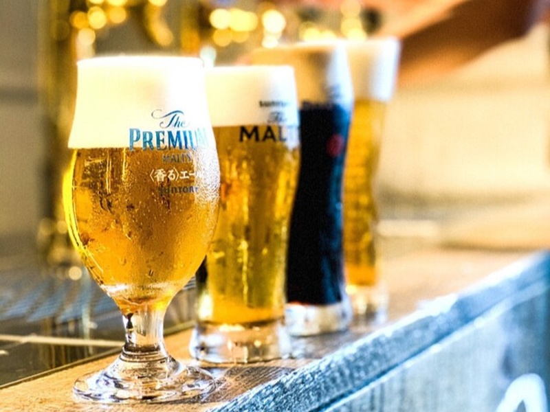 キンキンに冷えた生ビールで乾杯！ビアサーバーと焼きたて肉の組み合わせがパーティーを最高潮に盛り上げる