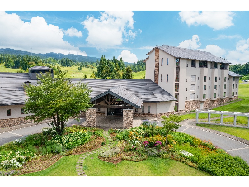 あてま高原が一望できるホテル別館とゴルフコースに面した本館でリゾート気分を満喫