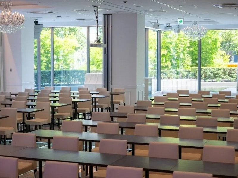 大きな窓から明るい陽が入る開放感のある会場！