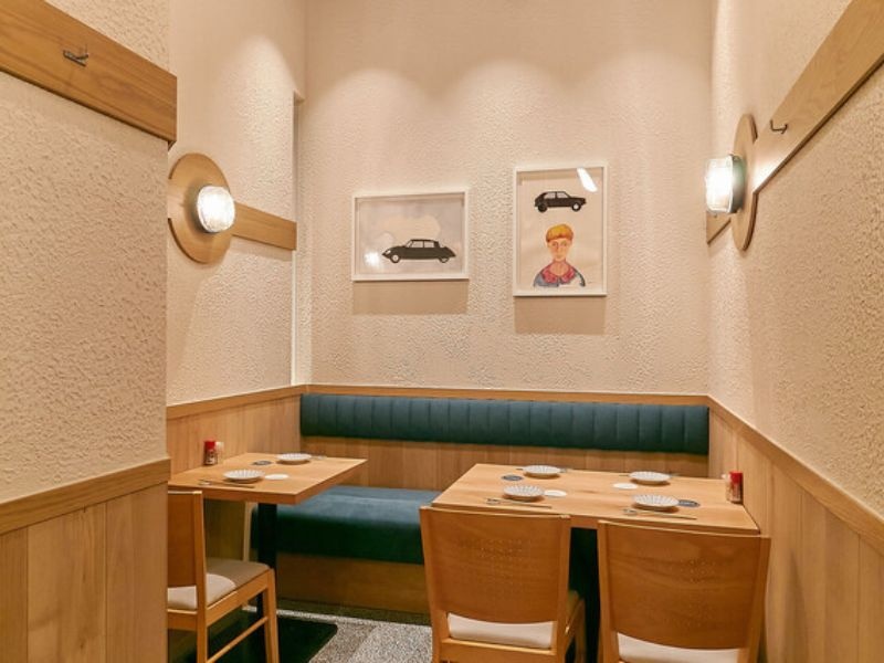 ゆったりテーブル席