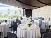 ガーデンテラス付メインダイニング